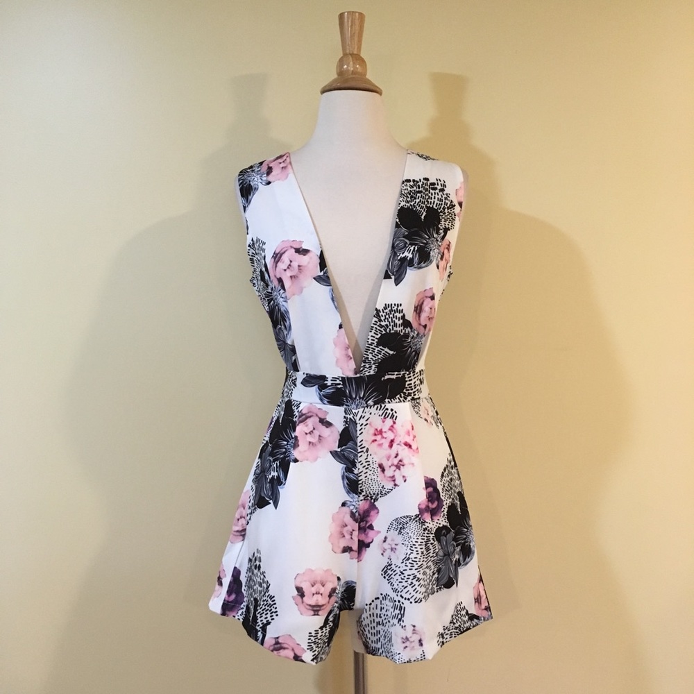 Open Back Plunging V Neck Sleeveless Floral Romper - Picture 4 of 5